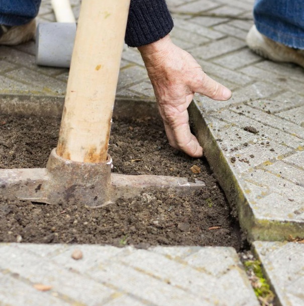 Repair loose paving slabs